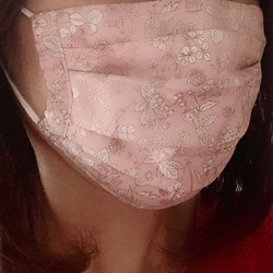 くすみピンク花柄ローン生地のマスク フィルターポケット付き 9枚目の画像
