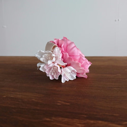 桜を添えたラナンキュラスのコサージュ 1枚目の画像