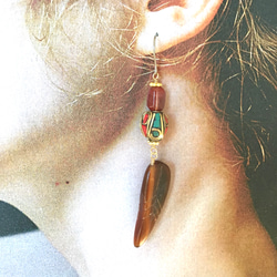 チベット産アンデシンとチベタンビーズのアンティーク調耳飾り 3枚目の画像