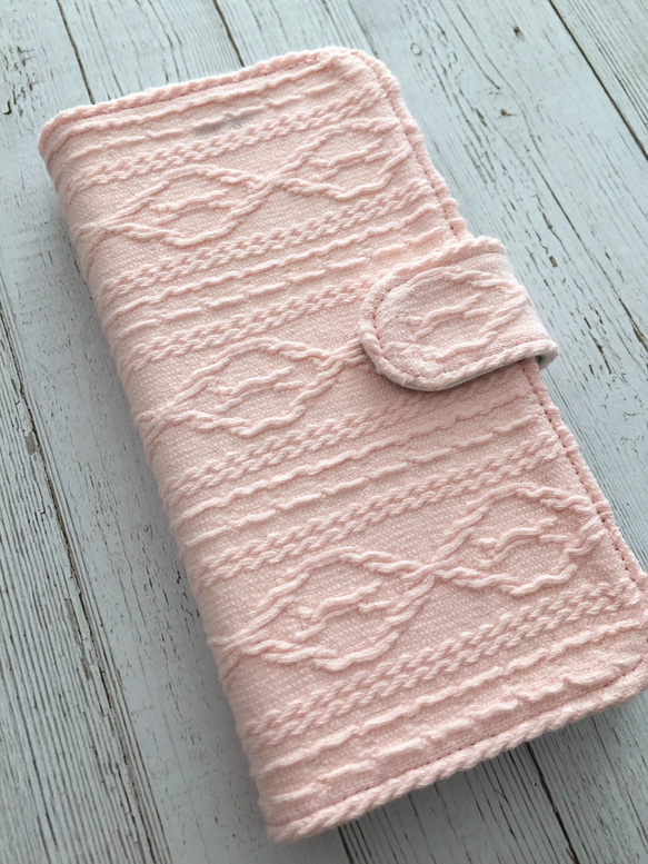春天的顏色淺粉紅色♡筆記本型阿蘭圖案風格的針織iPhone保護殼 第3張的照片