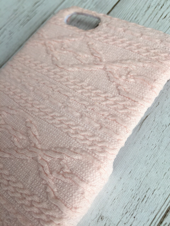 春天的顏色淺粉紅色♡阿蘭圖案風格的針織iPhone保護殼 第5張的照片