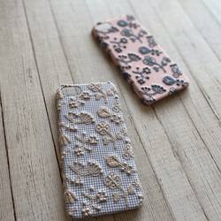 野花和方格布紋iPhone手機殼 第3張的照片