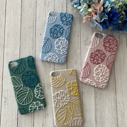 僅藍色刺繡圓形繡球花 iPhone 手機殼 第1張的照片