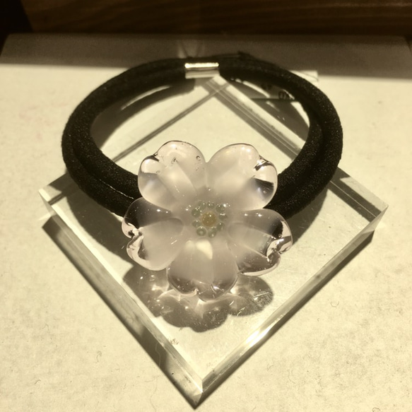 ガラスの桜のヘアーゴム 4枚目の画像