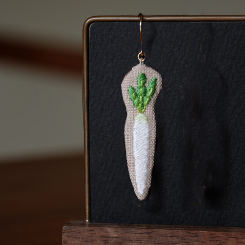 根菜刺繍ピアス 大根 ピアス（フック・チェーン） はぎれいろ 通販
