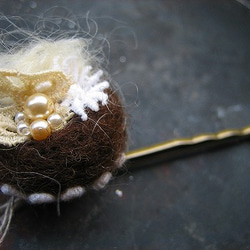 羊毛のヘアピン　ブラウン 3枚目の画像