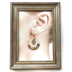 hoop × beads earrings（brown） 2枚目の画像