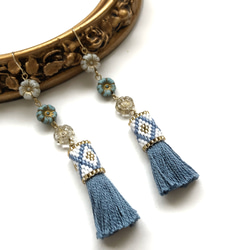 tassel × flower earrings（light blue） 1枚目の画像