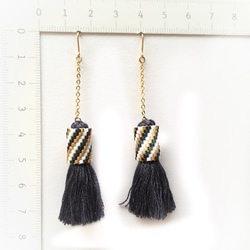 【再販】tassel × stripe earrings（dark gray） 3枚目の画像