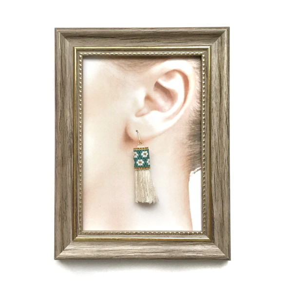 再販8♡flower × tassel earrings（emerald green） 2枚目の画像