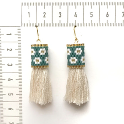 再販8♡flower × tassel earrings（emerald green） 4枚目の画像