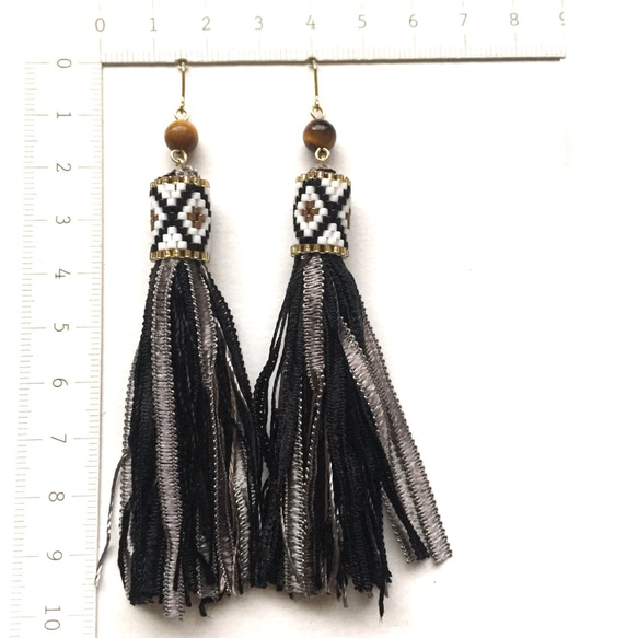 tassel × earrings (black × grey) 3枚目の画像