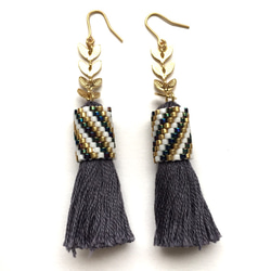 tassel × leaf earrings（dark gray） 2枚目の画像