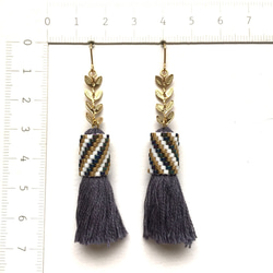 tassel × leaf earrings（dark gray） 3枚目の画像