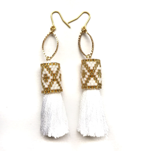 tassel × earrings （white） 2枚目の画像