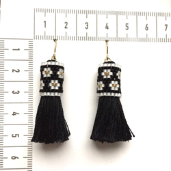再販♡retro flower × tassel earrings（black） 3枚目の画像