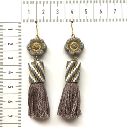 flower tassel × earrings（gray） 4枚目の画像