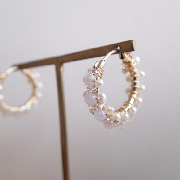 【期間限定特贈禮物盒包裝】14K注金製淡水珍珠搭配白色玉瓍圓箍耳針 第3張的照片