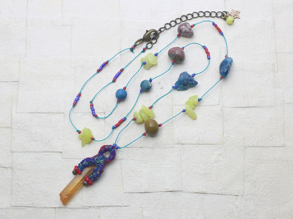 クリスタル　カラフル　ネックレス