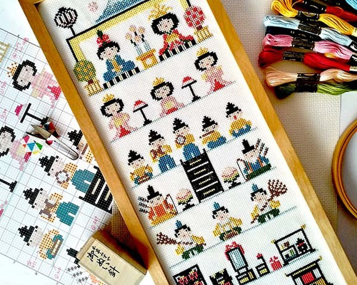 ひな壇 ホワイト 赤い刺繍布付き ひな壇 ホワイト 赤い刺繍布付き