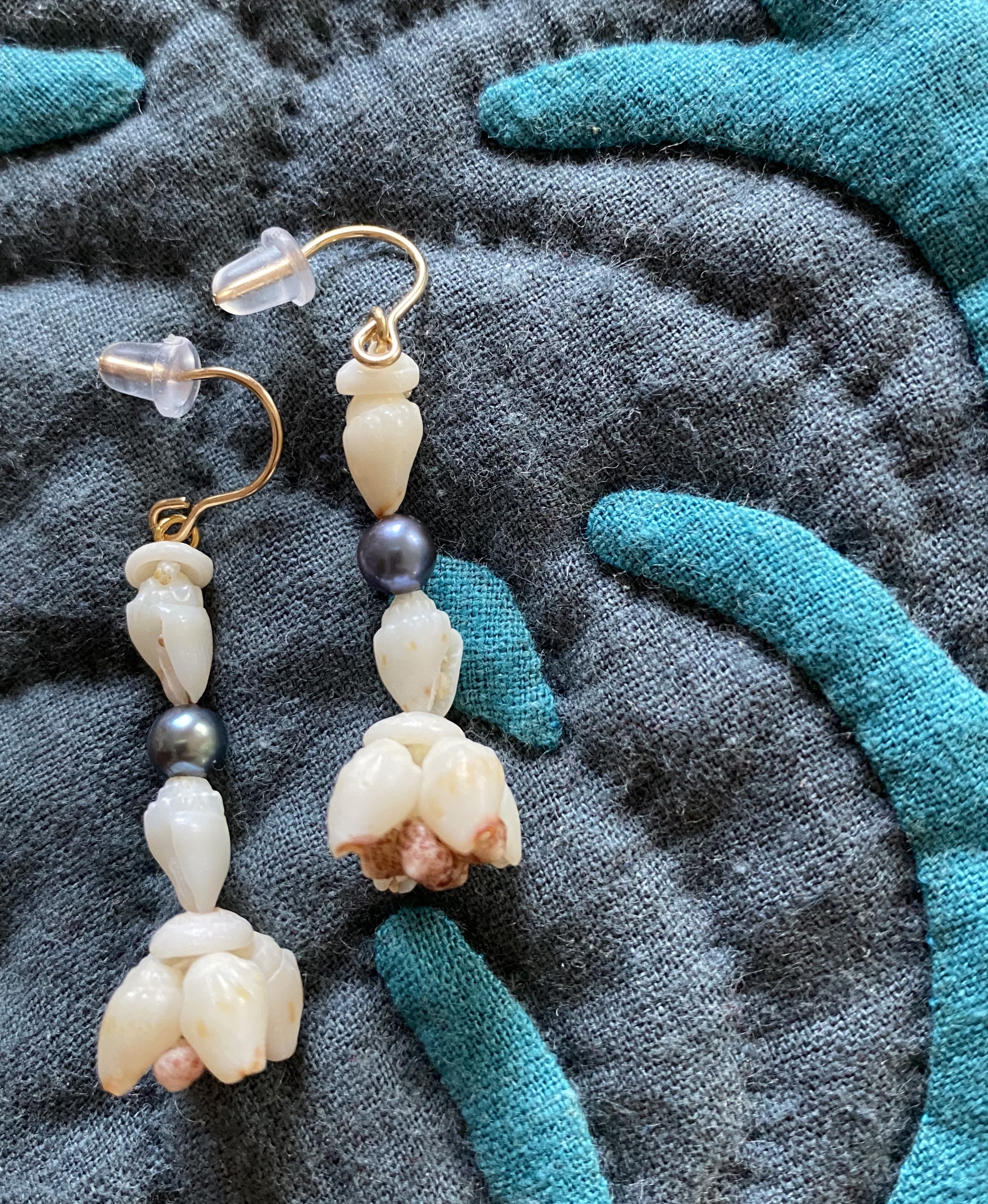 ニイハウシェルとブラックパールのつぼみピアス ピアス（フック