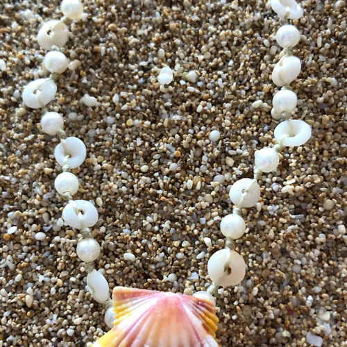 ハワイアンサンライズシェルサイズプカシェル&淡水パールのネックレス