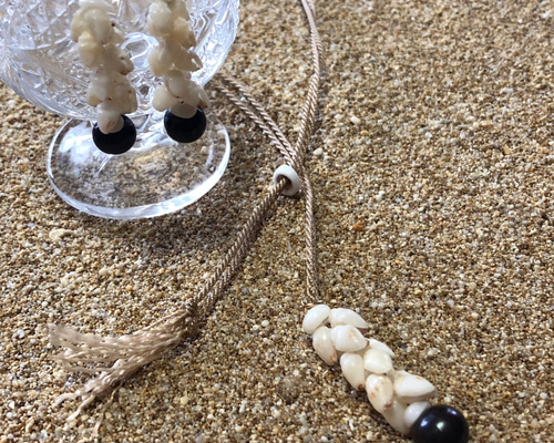 ブラックパールとニイハウシェルのペンダントとピアスのセット