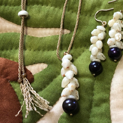 ニイハウシェルとブラックパールのネックレス&ピアスのセット