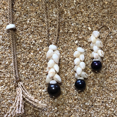 ニイハウシェルのピアスとネックレス ニイハウシェルとブラックパールのネックレス&ピアスのセット