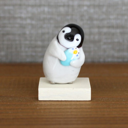 受注制作】セキセイインコを抱く皇帝ペンギンひなの置物 ガラス