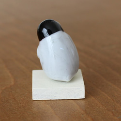 【受注制作】セキセイインコを抱く皇帝ペンギンひなの置物 ガラス 2枚目の画像