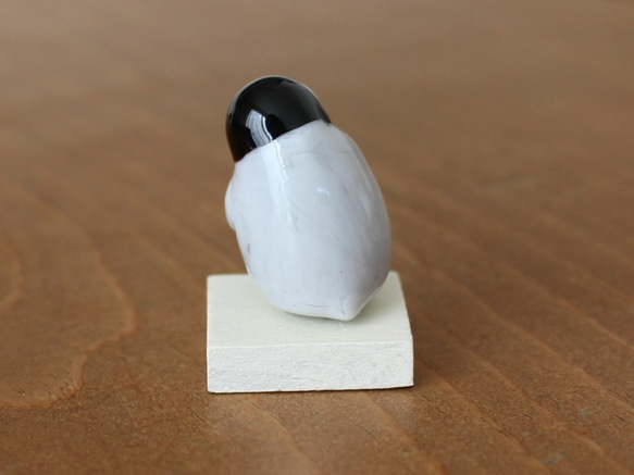 【受注制作】セキセイインコを抱く皇帝ペンギンひなの置物 ガラス 2枚目の画像