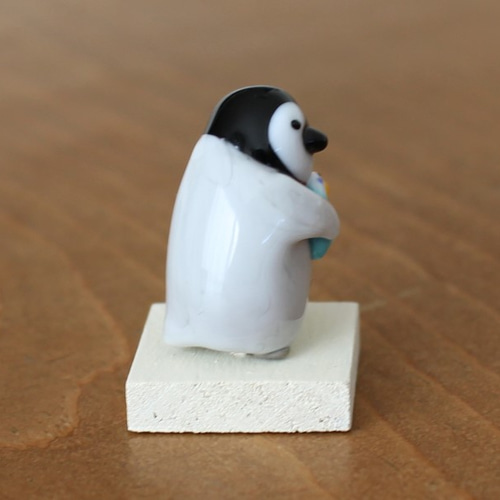 受注制作】セキセイインコを抱く皇帝ペンギンひなの置物 ガラス