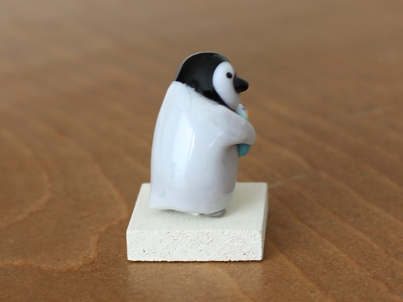 【受注制作】セキセイインコを抱く皇帝ペンギンひなの置物 ガラス 3枚目の画像