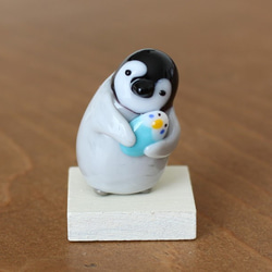 【受注制作】セキセイインコを抱く皇帝ペンギンひなの置物 ガラス 4枚目の画像