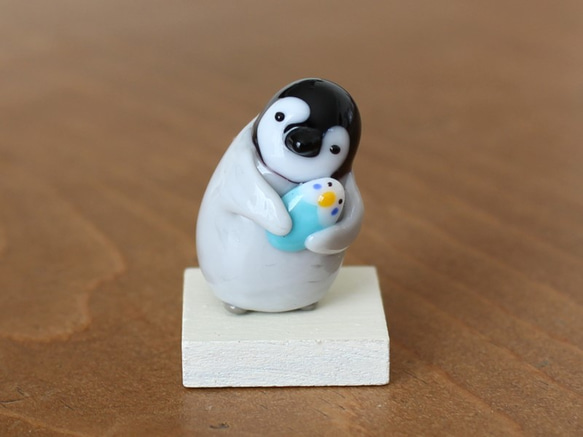 【受注制作】セキセイインコを抱く皇帝ペンギンひなの置物 ガラス 4枚目の画像