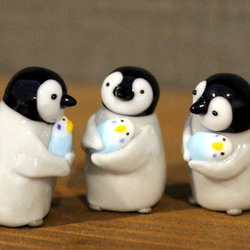 【受注制作】セキセイインコを抱く皇帝ペンギンひなの置物 ガラス 8枚目の画像