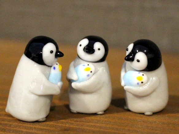 【受注制作】セキセイインコを抱く皇帝ペンギンひなの置物 ガラス 8枚目の画像