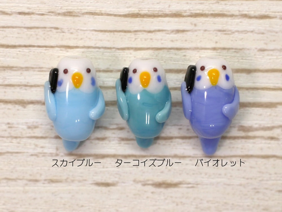 【受注制作】セキセイインコを抱く皇帝ペンギンひなの置物 ガラス 10枚目の画像