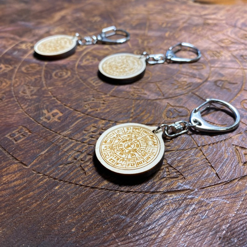 龍体文字 フトマニ図 パワーキーホルダー （三重県産尾鷲ひのき製