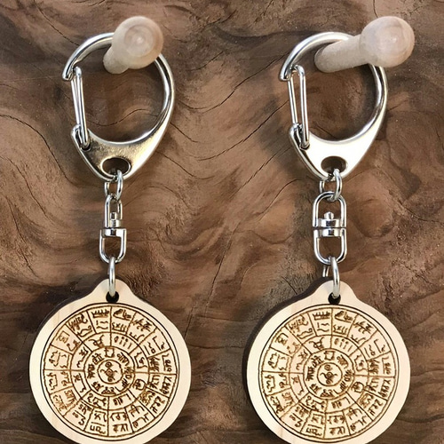 龍体文字 フトマニ図 パワーキーホルダー （三重県産尾鷲ひのき製