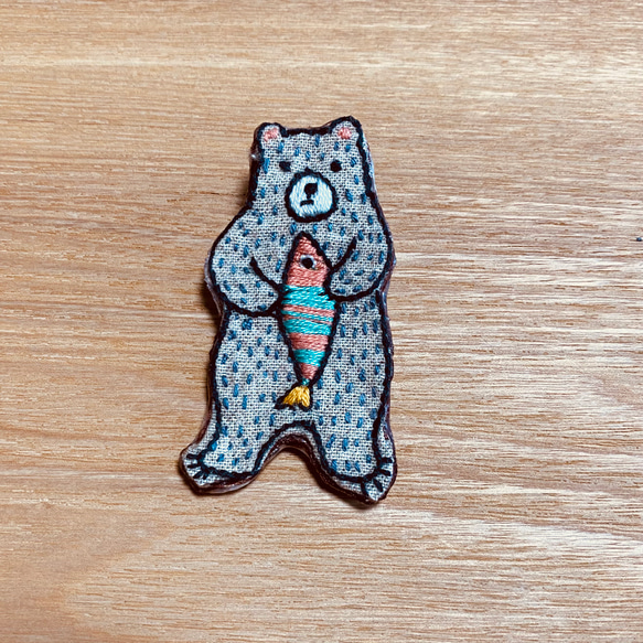 刺繍ブローチ　クマ 2枚目の画像