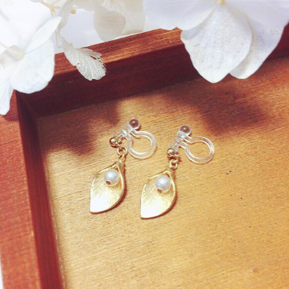 pearl leaf earring 3枚目の画像