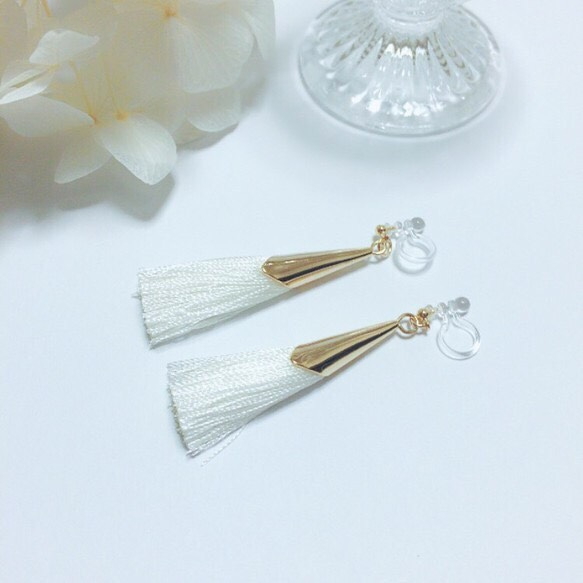 white tassel earring 1枚目の画像