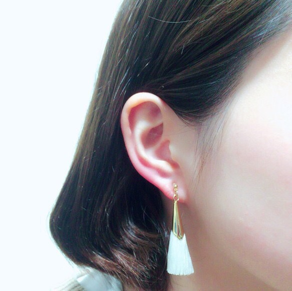 white tassel earring 2枚目の画像