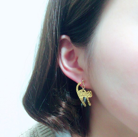 gold cat earring 2枚目の画像