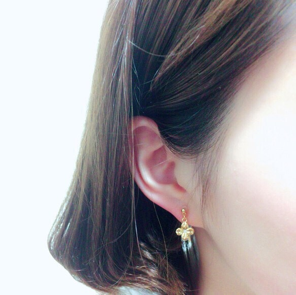 clover charm earring 2枚目の画像