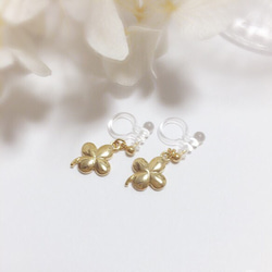 clover charm earring 3枚目の画像