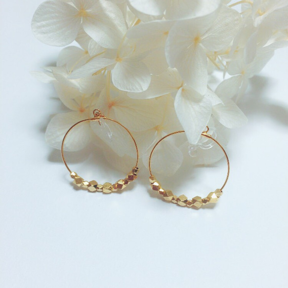 メタルビーズ hoop earring 1枚目の画像