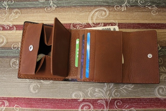 再販　三つ折り財布　BOX小銭入れ　革製品　  寄り添い猫柄 6枚目の画像
